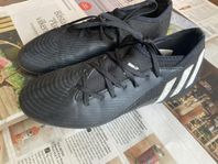 Adidas fotbollsskor stl. 38,5 till flicka 