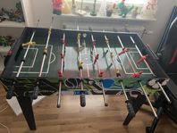 Spel med biljard, foosball, lufthockey och pingis