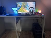 gaming setup exkl skärm och lampan p väggen 