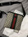 GUCCI MESSENGER BAG BEIGE GG SUPREME .