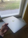 Macbook Pro 2019 modell. 256 gb. Silvergrå. 15.6 skärm