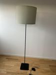 Golvlampa med snygg skärm från IKEA