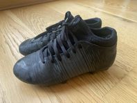 Puma fotbollsskor stl 31