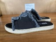 Svea ”Amy”, Sandaler/ Slip in, mörkgrå med fransar