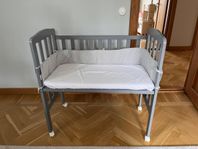 Bedside crib, spjälsäng