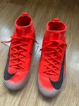 Fotbollsskor,idrottskor inomhus Nike stl 37,5