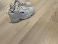 fila skor storlek 33