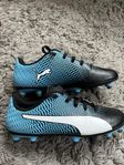 Puma fotbollsskor i stl 34