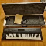 Synth Roland JV-80 i hardcase