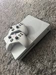 Xbox One S + Två  matchande handkontroller