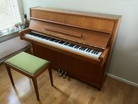 Yamaha-piano med pall