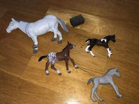 Schleich Horse Club - Häst, 3 föl, Höbal och flera djur