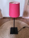 - [ ] Liten bordslampa med skärm i röd textil