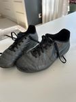 Fotbollsskor Nike stl 31