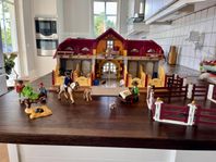 Stor hästgård från Playmobil med massor av tillbehör