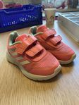 Sneakers från Adidas (storlek 23)