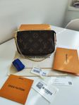 Ny Louis Vuitton Mini Pochette Monogram Canvas med tillbehö