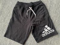 Svarta sweatshirt shorts från Adidas i strl 164