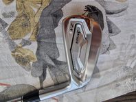 Srixon ZX5MKII järnset. Regular i kanonskick.