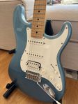 Fender Stratocaster HSS Player 2021 med tillbehör 