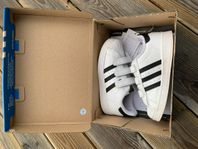 Adidas Originals superstar för barn st. 26