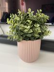 Kruka med plastblomma