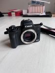 Canon EOS M50 systemkamera med objektiv och tillbehör