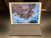 iPad Pro 12.9” 256GB Wi-Fi Silver (2nd gen) smart keyboard