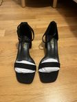 BooHoo klackskor/wide fit low block barely there heels