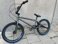 Haro Boulevard 20” BMX med pegs bak