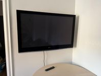 Äldre LG 50" tum tv skärm m fjärr o väggfäste