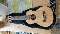 Gitarr liten rese guitalele Yamaha