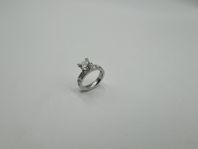 ring 18 k med 1carat  diamanter plus 12 dia