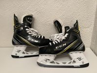 CCM Supertacks AS1 skridskor i nyskick. Strl 8.5