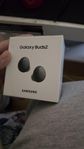 galaxy buds 2 svarta med vitt fodral