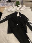 Adidas Track Suit samt 2 par skor 33,5