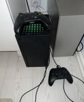 Xbox series X (med skivläsare) och två kontroller