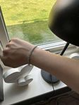 armband med stenar 