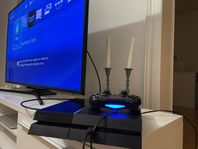 Playstation 4 (ps4) med en handkontroll 