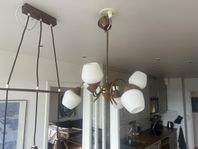 lampa i teak, mässing och med glaskupoler