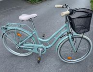 Cykel CAROLINE 24" med korge 