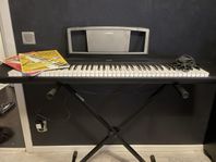 keyboard + 2 inlärningsböcker och 1 Pedal