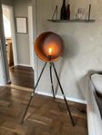 Golvlampa i industriell stil