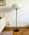 Gubi Stemline golvlampa 110 cm svart krom