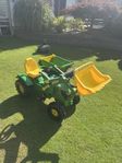 Tramptraktor med släp från John Deere