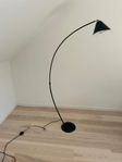 By Rydens Nathan Curved Golvlampa, Svart