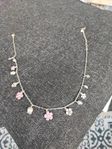 Pilgrim halsband med lila/rosa blommor