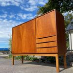 Sideboard i teak med lådor och skåp