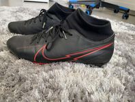 Fotbollsskor Nike storlek 43