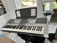 Keyboard Yamaha med tillbehör 